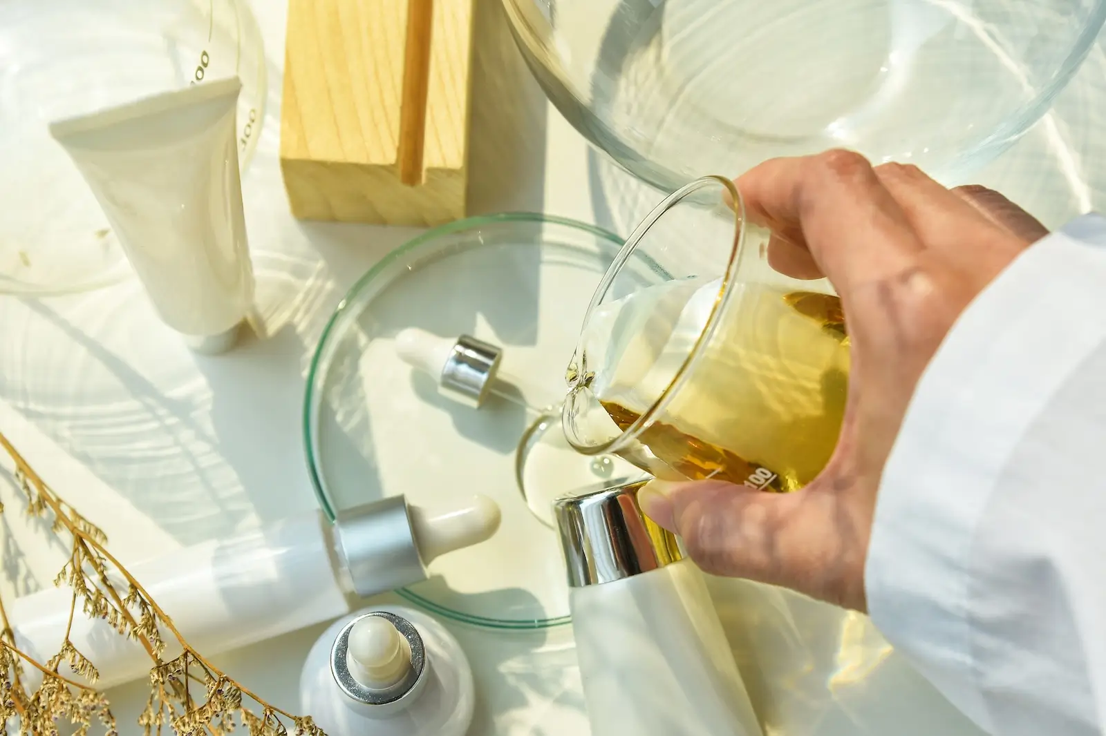 scientist mixing natural skincare beauty products 2024 12 02 06 03 34 utc